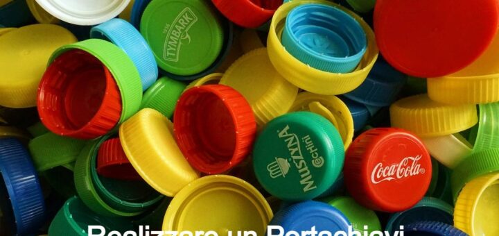 Come realizzare un portachiavi con tappi di plastica